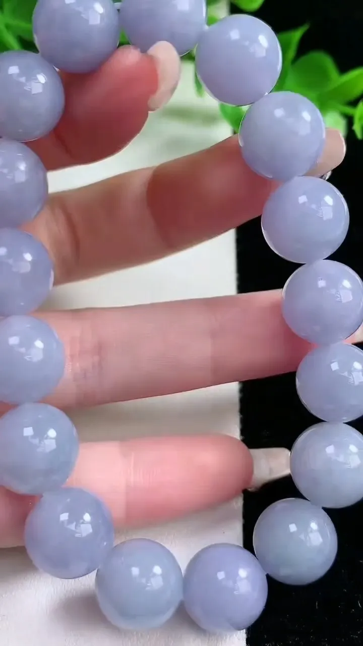 天然A货翡翠紫罗兰圆珠手串，尺寸12.4-17颗，重量:56.31g1月21日
工厂直销收藏佳品,种好水足，色泽均匀，有种有色，上手高大气！