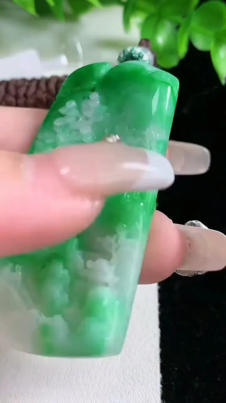 天然A货翡翠山水牌吊坠，尺寸59-41-5.2，重量:34.10g
1月21日