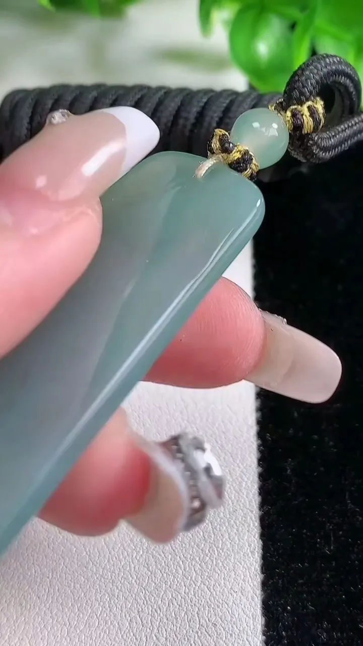 天然A货翡翠观音菩萨吊坠，尺寸54.6-28.3-5.5，重量:23.89g
1月21日