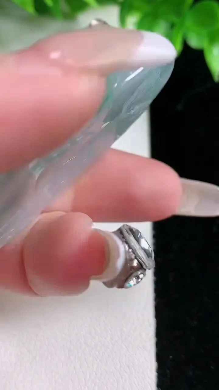 天然A货翡翠冰种飘花山水观音菩萨吊坠，尺寸54-32.2-4.8，重量:21.59g
1月21日