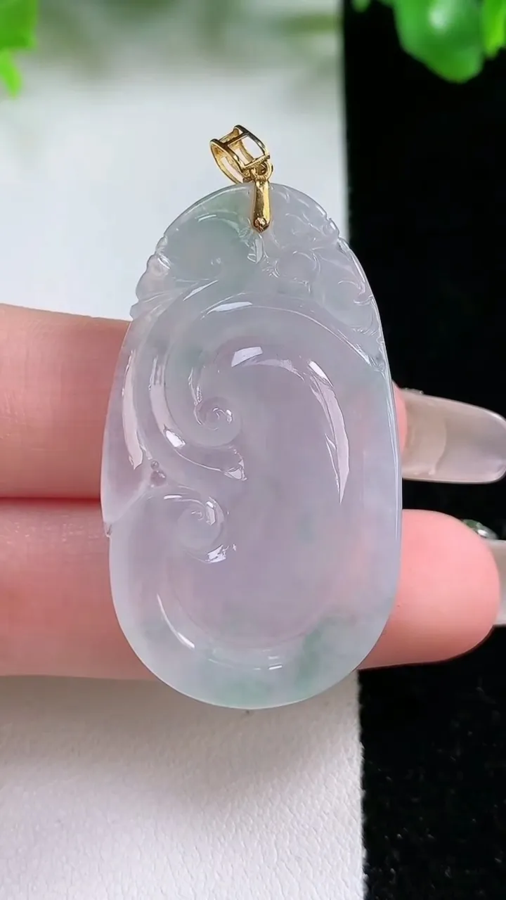 天然A货翡翠如意吊坠，尺寸41.5-23.7-5.4，重量:10.09g
1月21日