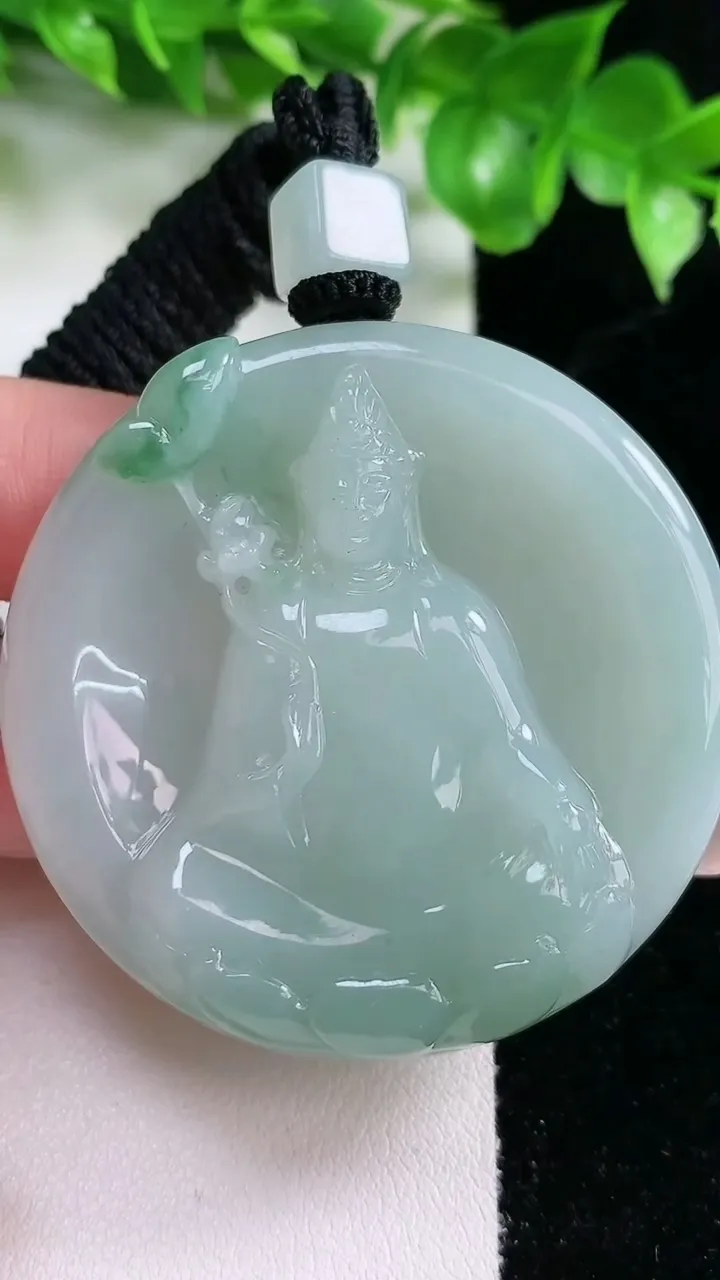 天然A货翡翠大势至菩萨吊坠，尺寸50-11，重量:64.78g
1月21日