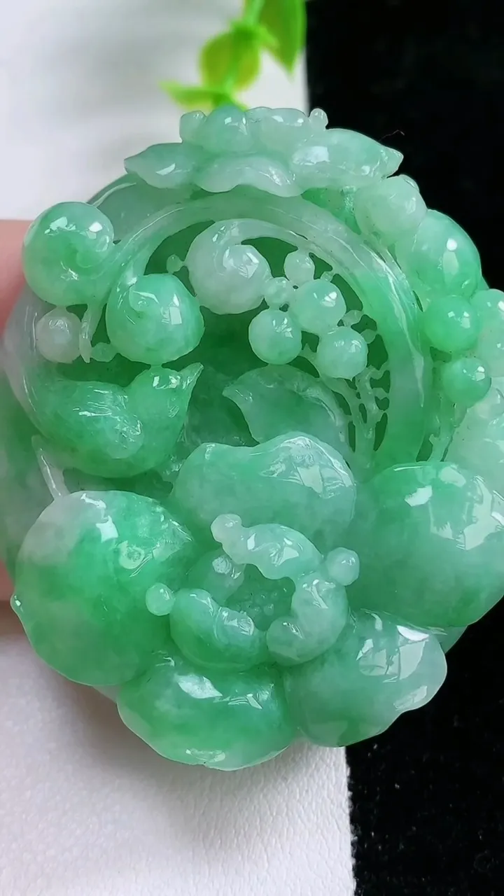 天然A货翡翠鸟语花香吊坠，尺寸 55.6-48.6-13.8，重: 59.68g
1月21日