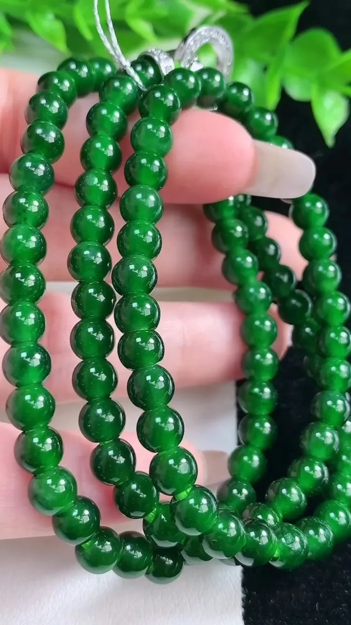 天然A货翡翠圆珠项链，尺寸6.2-98颗，重量:34.00g1月21日
工厂直销收藏佳品,种好水足，色泽均匀，有种有色，上手高大气！
