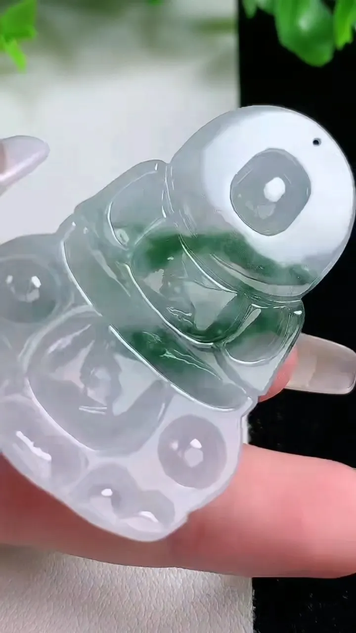 天然A货翡翠冰种飘花观音菩萨吊坠，尺寸59-35.7-5.8，重量:20.44g
1月21日