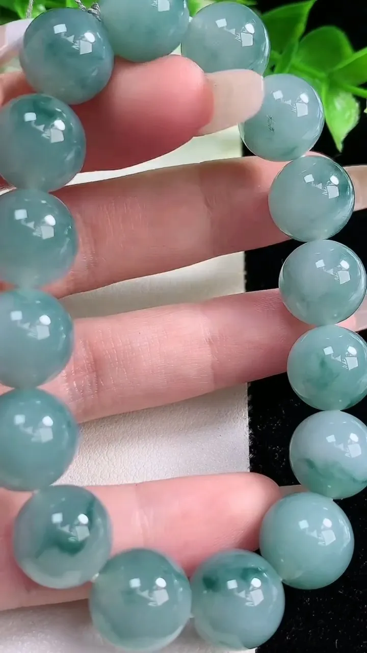 天然A货翡翠种飘花圆珠手串，尺寸14.6-16颗，重量:52.93g1月21日
工厂直销收藏佳品,种