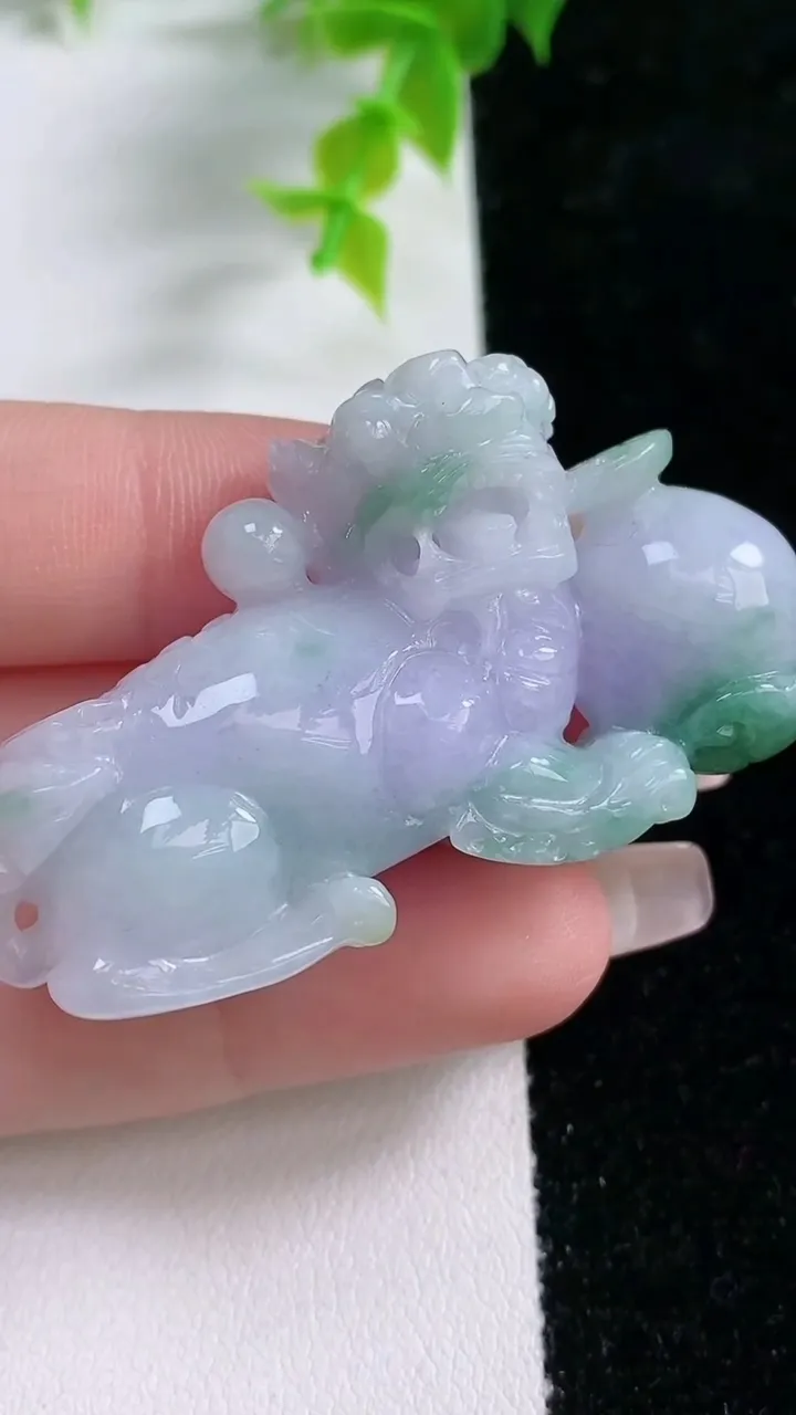 天然A货翡翠春带彩 紫罗兰貔貅吊坠，尺寸52.6-30.2-14.2，重:32.56g
1月21日