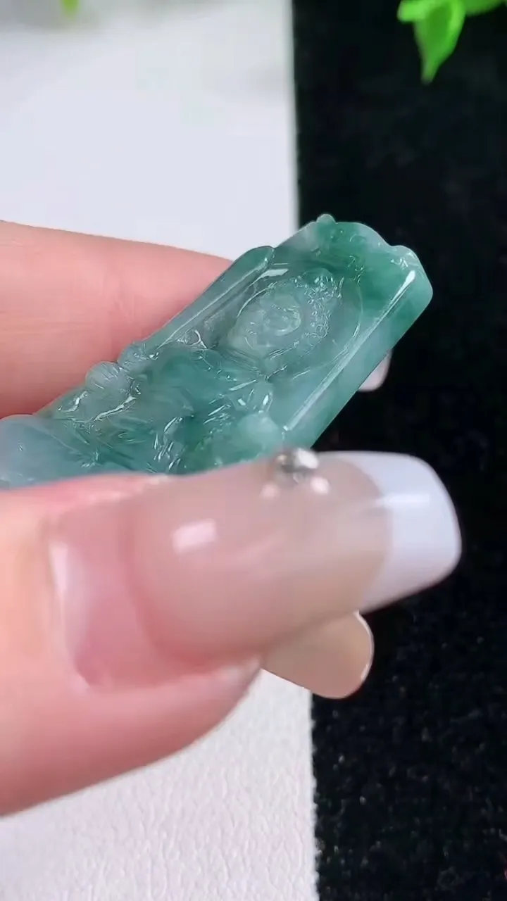 天然A货翡翠飘花不动明王吊坠，尺寸41.8-21.8-5.8，重量:11.03g
1月21日