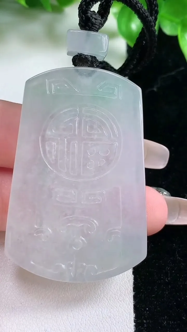 天然A货翡翠仿古无事牌吊坠，尺寸50.6-33-6，重量:32.64g
1月21日