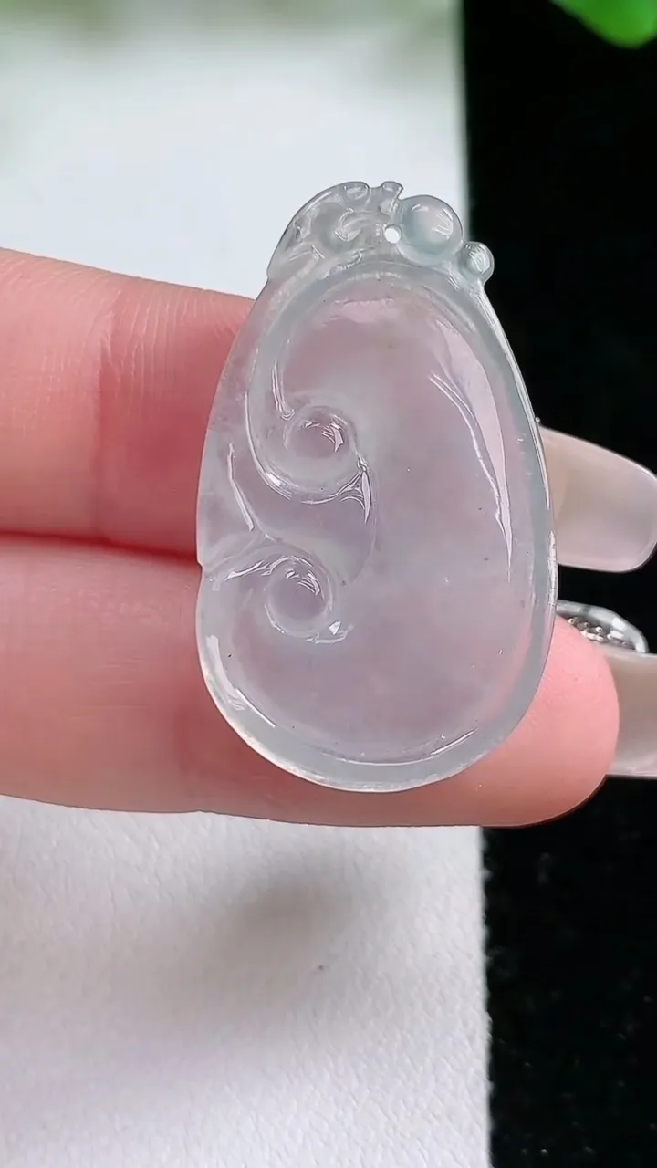 天然A货翡翠如意吊坠，尺寸32-19.4-3.6，重量:4.25g
1月21日