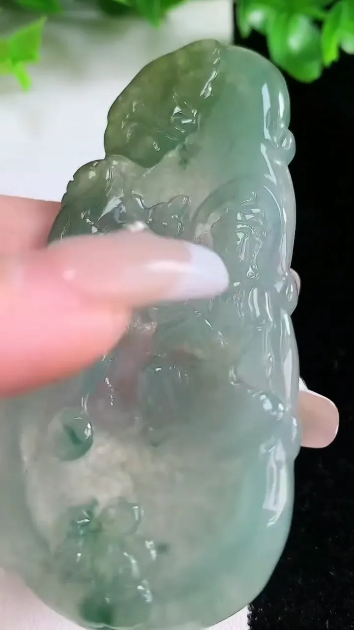 天然A货翡翠冰种飘花观音菩萨吊坠，尺寸77.7-42.7-4，重量:30.27g
1月21日