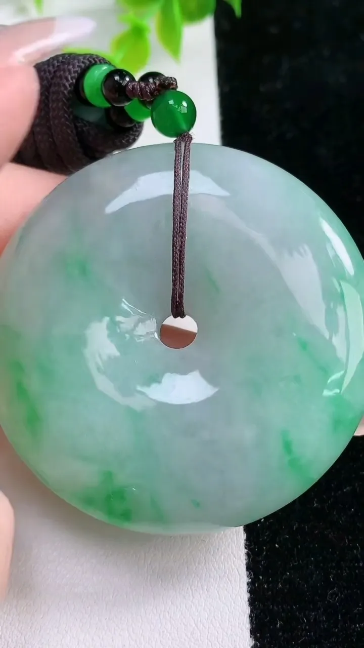 天然A货翡翠平安扣吊坠，尺寸52.9-10.8，重:63.98g
1月21日