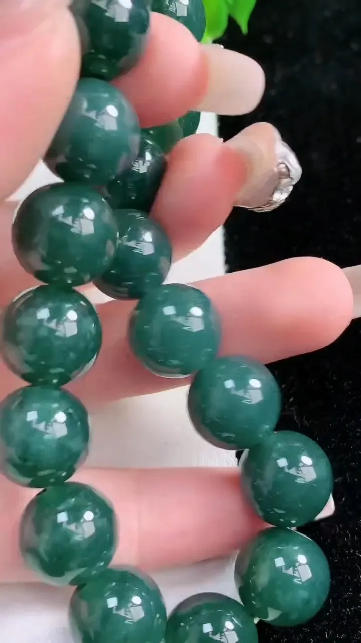 天然A货翡翠圆珠手串，尺寸12.5，重:57.27g1月21日
工厂直销收藏佳品,种好水足，色泽均匀，有种有色，上手高大气！