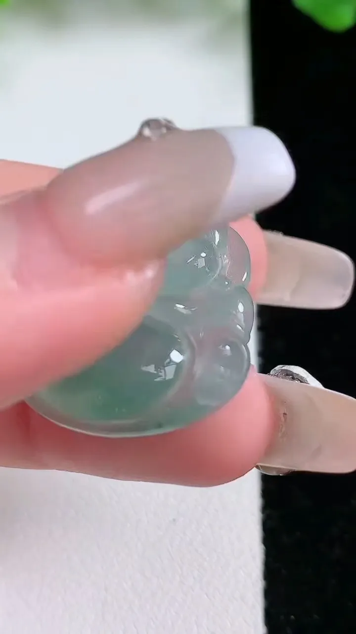 天然A货翡翠冰种飘花佛公吊坠，尺寸25.2-27-5.3，重量:5.26g
1月21日