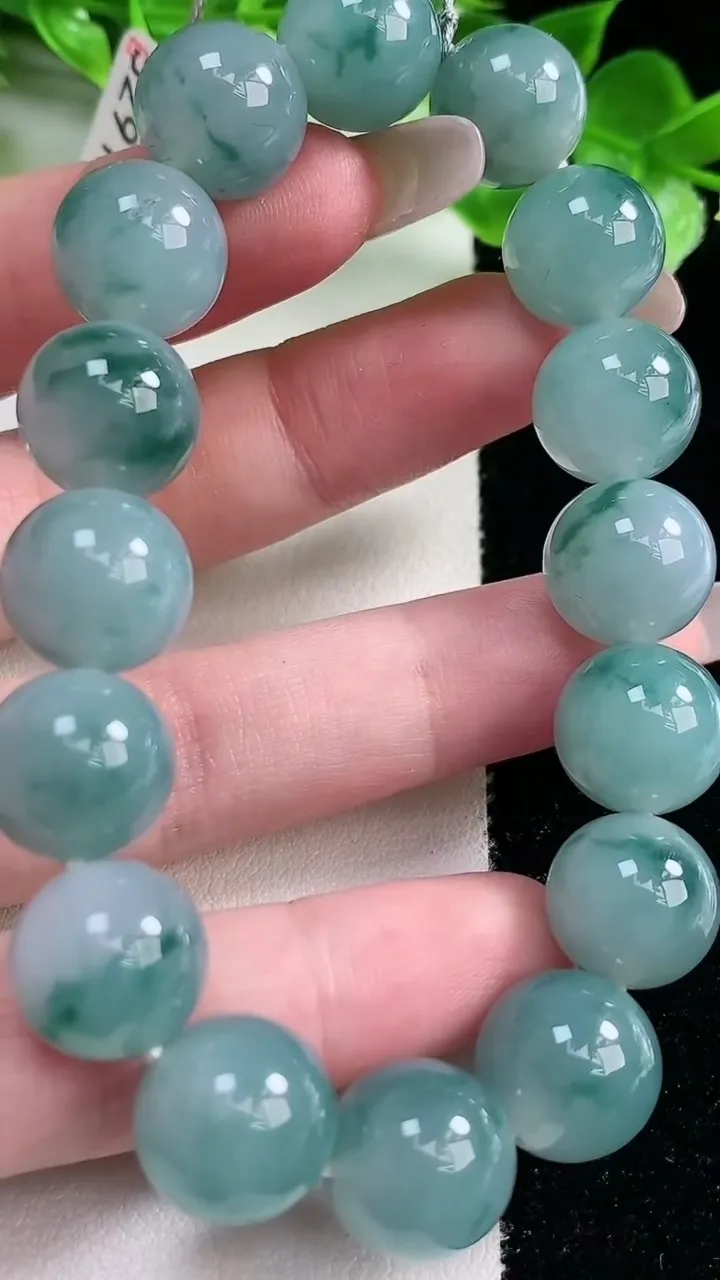 天然A货翡翠种飘花圆珠手串，尺寸14.6-16颗，重量:52.93g1月21日
工厂直销收藏佳品,种好水足，色泽均匀，有种有色，上手高大气！