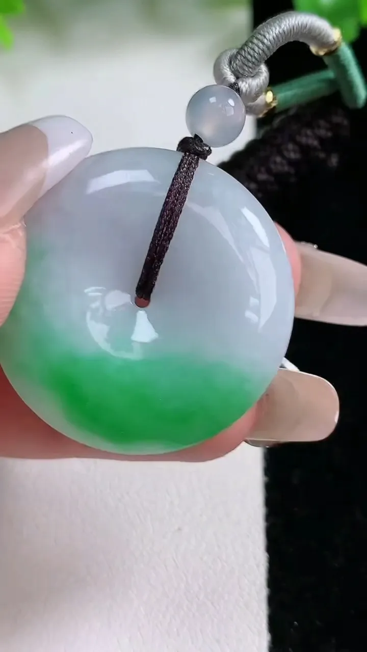 天然A货翡翠平安扣吊坠，尺寸29.5-6.6，重量:15.83g
1月21日