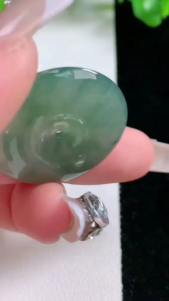 天然A货翡翠平安扣吊坠，尺寸29.2-5.4，重量:9.71g
1月21日