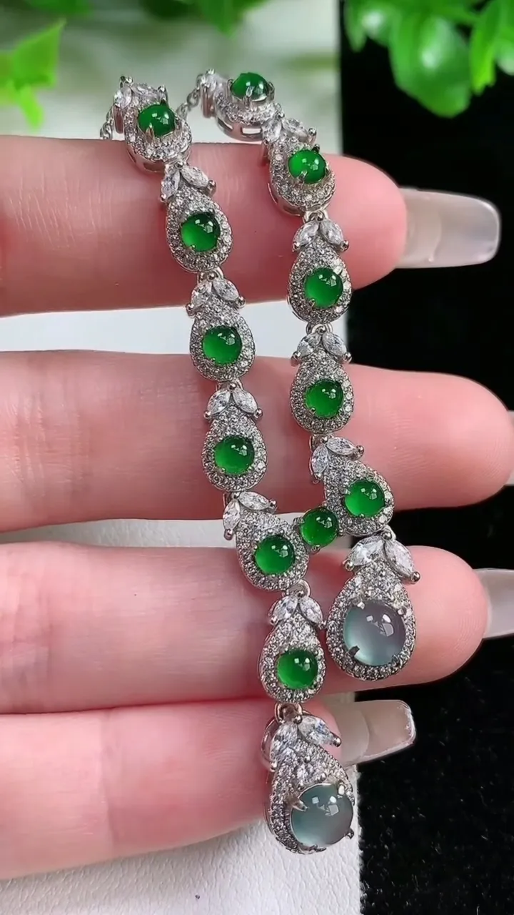 天然A货翡翠种白冰蛋面项链，尺寸6.4，重量:12.62g1月21日
工厂直销收藏佳品,种好水足，色