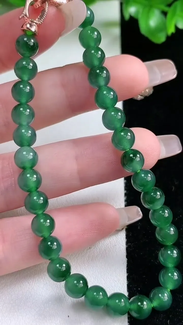 天然A货翡翠圆珠手串，尺寸6.2-30颗，重量:14.28g1月21日
工厂直销收藏佳品,种好水足，色泽均匀，有种有色，上手高大气！