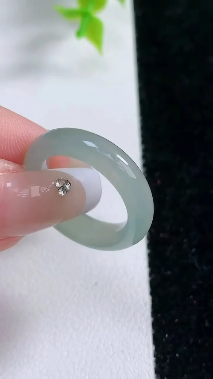 天然A货翡翠指环戒指，尺寸16.6-6-4，重:3.74g2026年1月21日
工厂直销收藏佳品,种好水足，色泽均匀，有种有色，上手高大气！