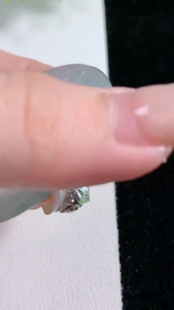 天然A货翡翠不动明王吊坠，尺寸49-4.8，重:23.02g
1月21日