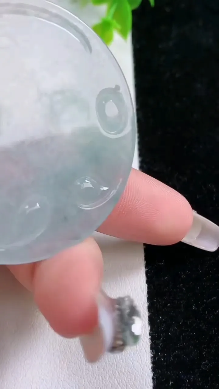 天然A货翡翠白冰大势至观音菩萨吊坠，尺寸49-4.6，重:24.20g
1月21日