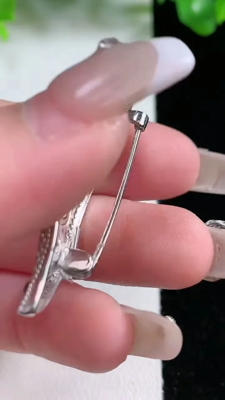 天然A货翡翠蛋面金枝玉叶 叶子胸针，尺寸2，重量:7.92g
1月21日