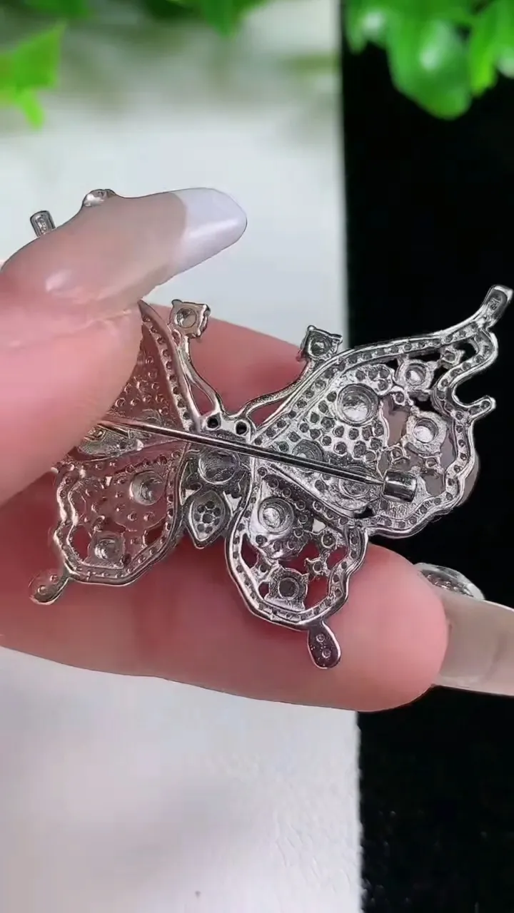 天然A货翡翠蛋面蝴蝶胸针，尺寸4.8，重量:8.70g
1月21日