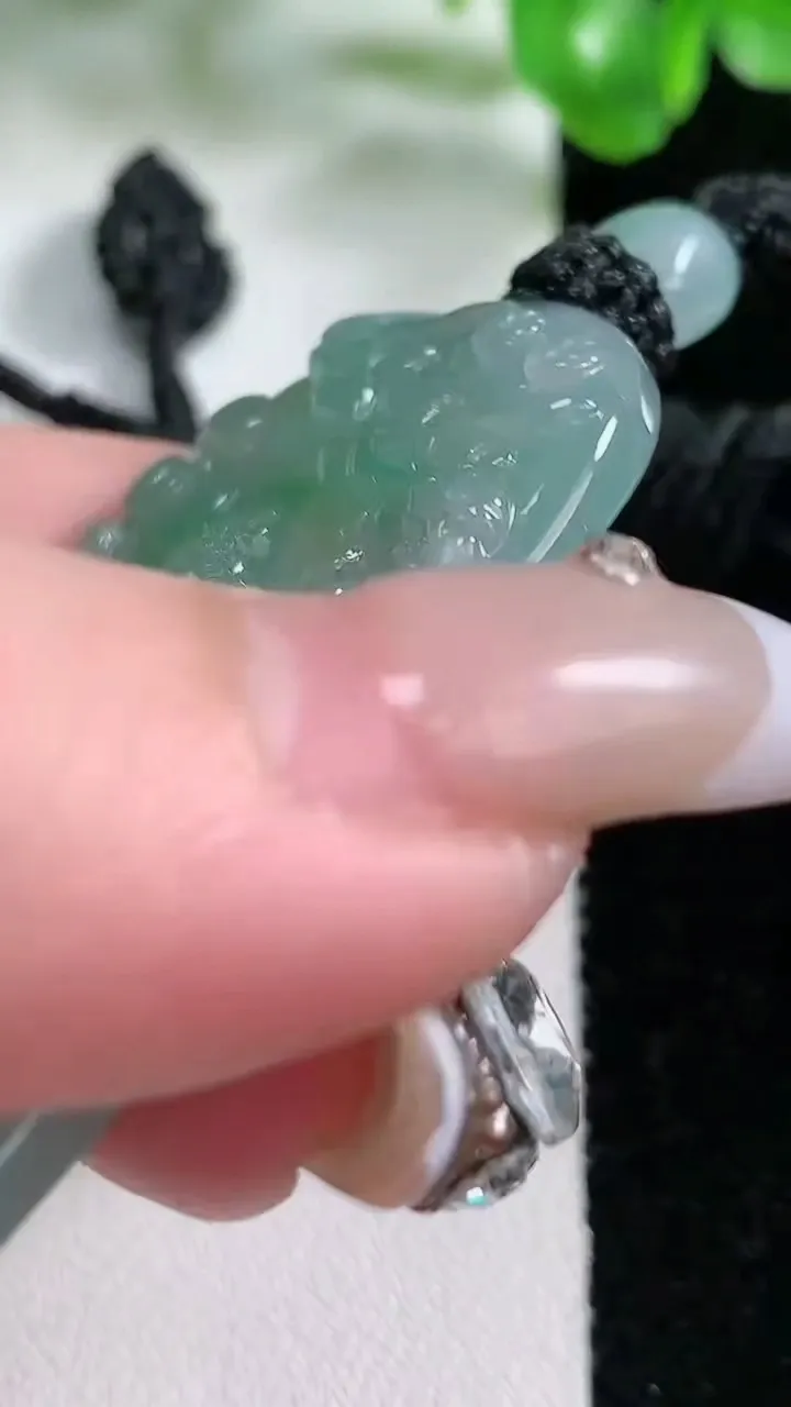 天然A货翡翠观音菩萨吊坠，尺寸55.8-33.5-5.7，重量:28.60g
1月21日