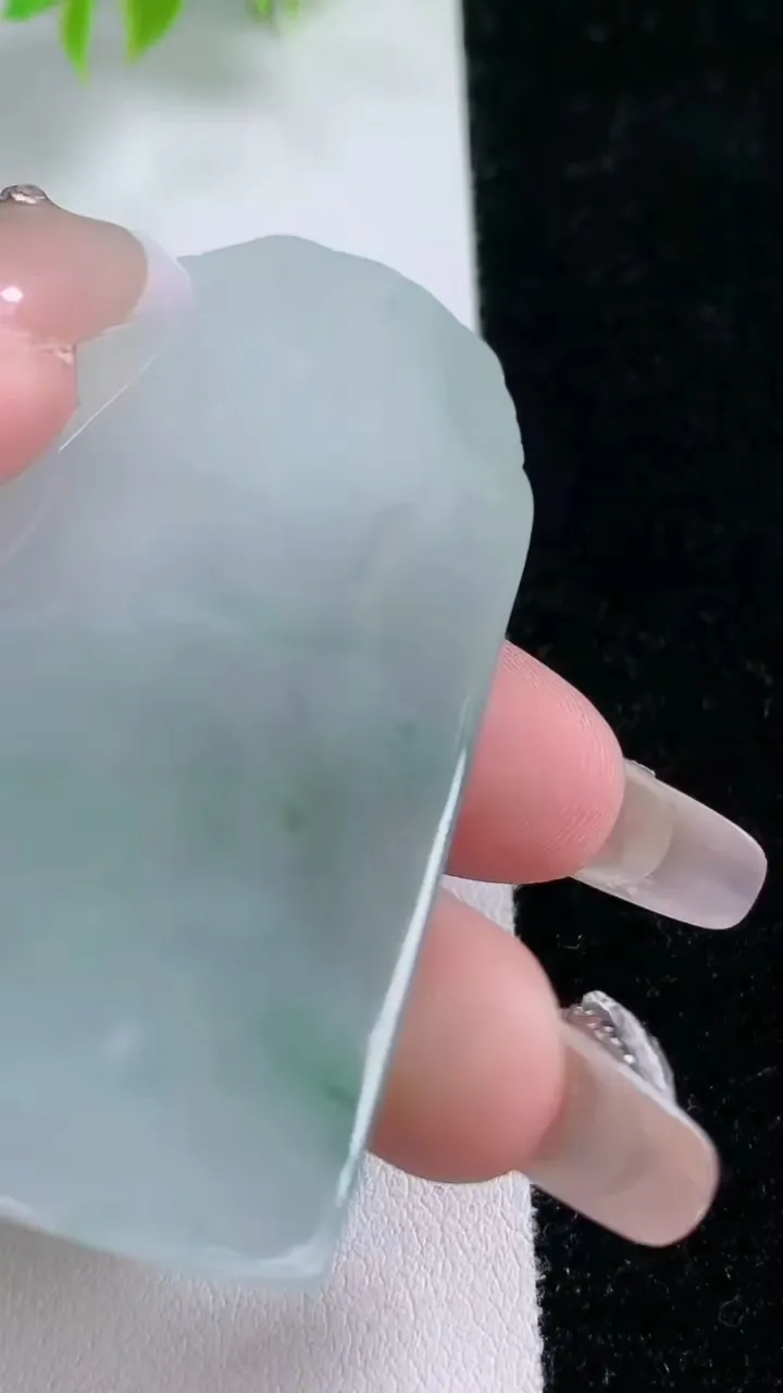 天然A货翡翠大日如来吊坠，尺寸66-43-6.5，重:34.30g
1月21日