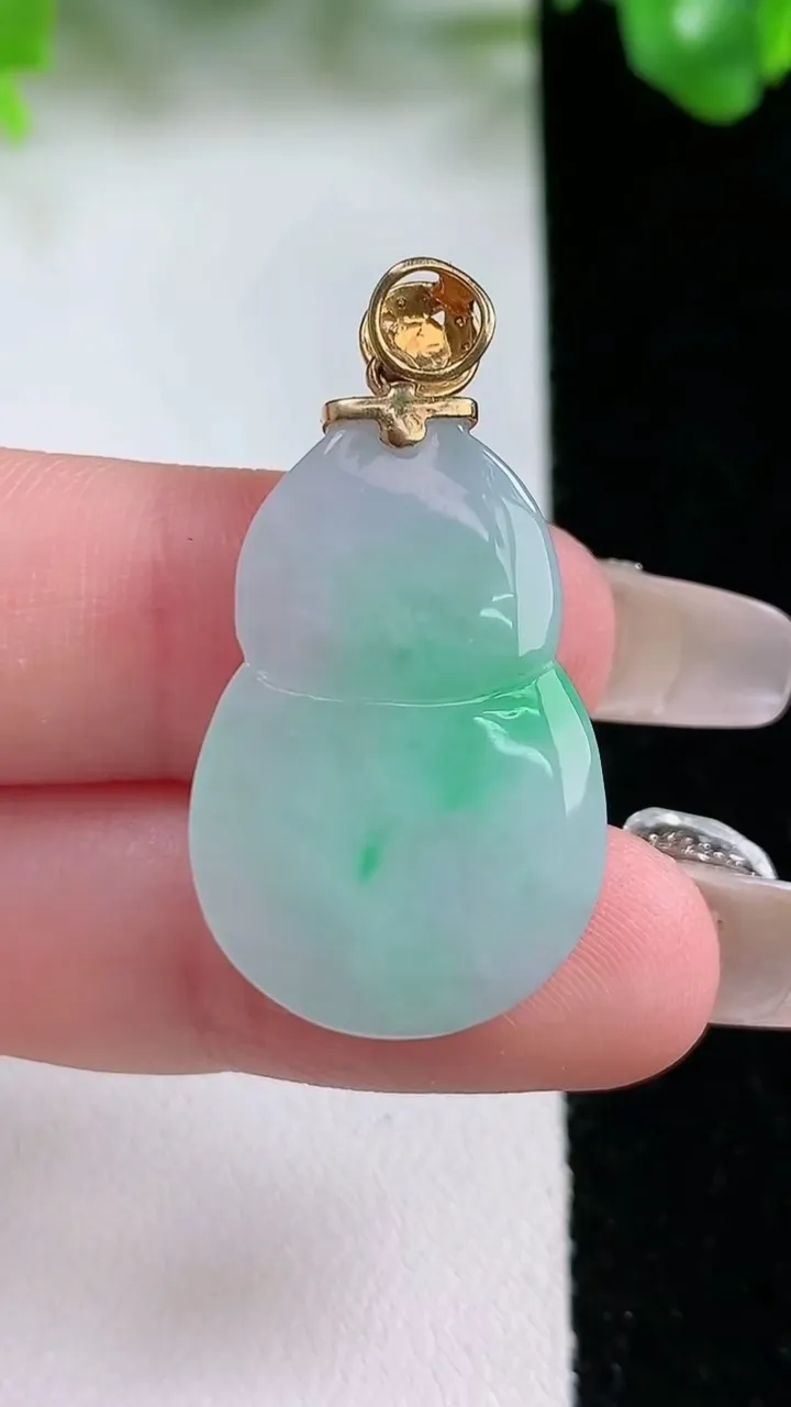 天然A货翡翠葫芦吊坠，尺寸27.8-18-8.2，重量:7.33g
1月21日