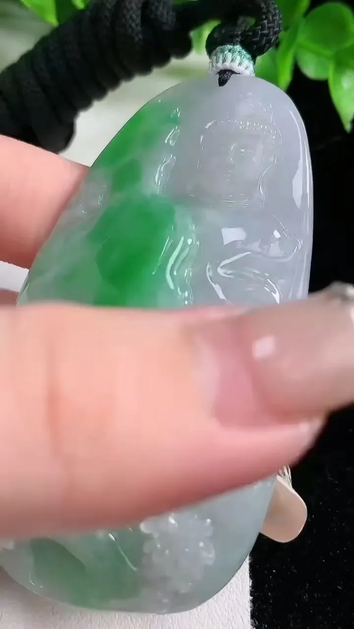 天然A货翡翠山水佛头吊坠，尺寸71.2-41.2-12.5，重量:68.01g
1月21日