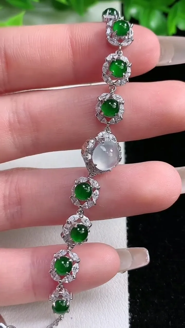 天然A货翡翠种白冰蛋面手链，尺寸7-7.2，重量:6.49g
1月21日