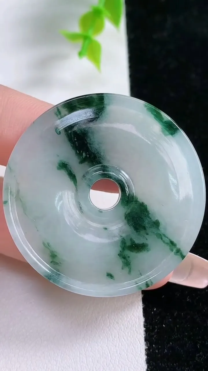 天然A货翡翠飘花母子平安扣吊坠，尺寸51.7-5.2，重:18.51g
1月21日