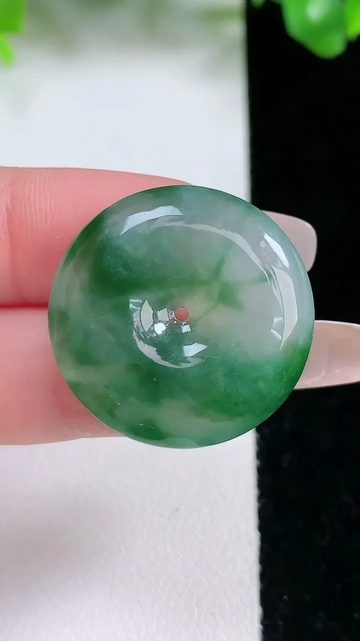 天然A货翡翠平安扣吊坠，尺寸26.8-5.9，重量:8.85g
1月21日