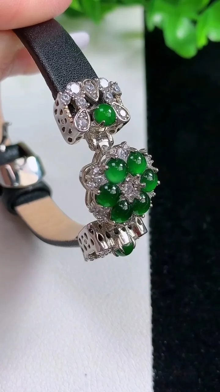 天然A货翡翠蛋面手表，尺寸14.5-4，重量:13.49g
1月21日