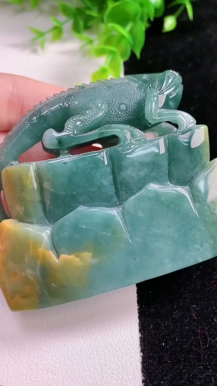 天然A货翡翠今非昔比 蜥蜴印章，尺寸68.2-23.2-58.2，重:186.80g
1月21日