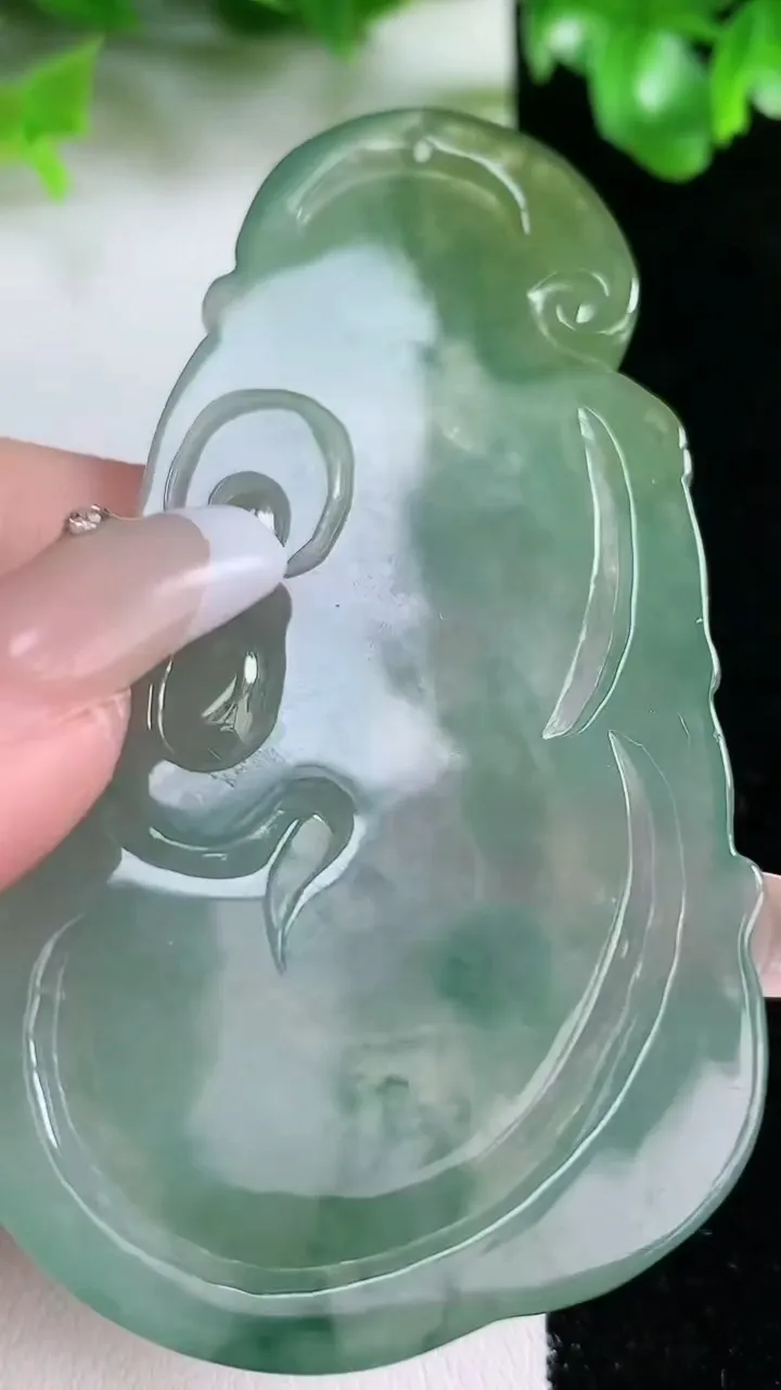 天然A货翡翠冰种飘花观音菩萨吊坠，尺寸77.7-42.7-4，重量:30.27g
1月21日