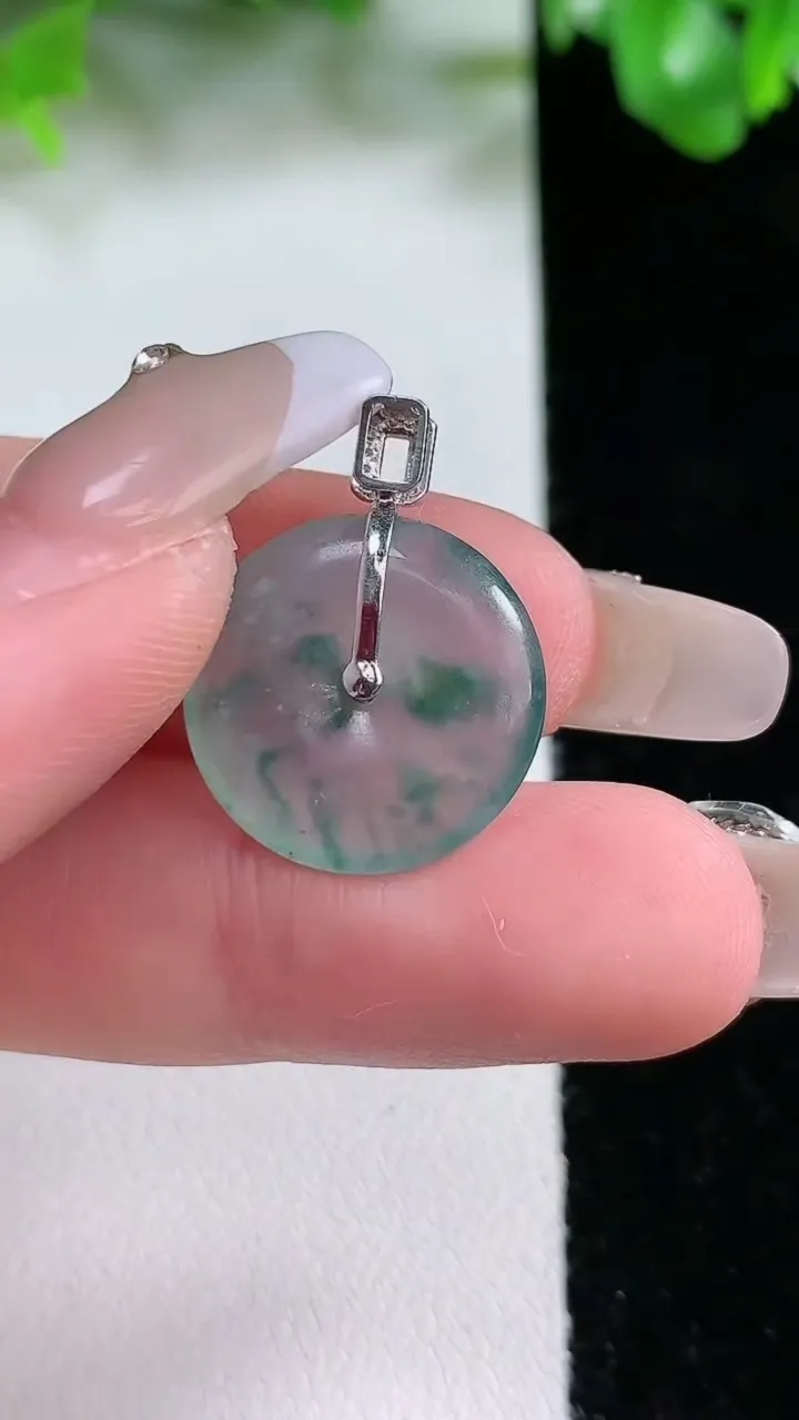 天然A货翡翠种飘花平安扣吊坠，尺寸17-3.3，重量:2.31g
1月21日