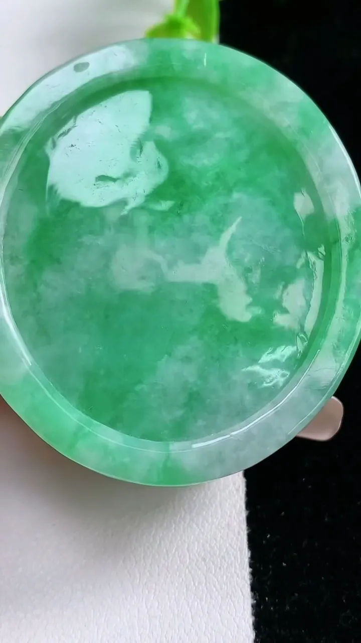 天然A货翡翠鸟语花香吊坠，尺寸 55.6-48.6-13.8，重: 59.68g
1月21日