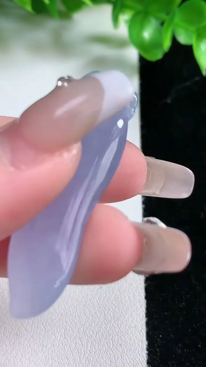 天然A货翡翠紫罗兰福瓜吊坠，尺寸46.5-12.5-8.2，重量:7.39g
1月21日