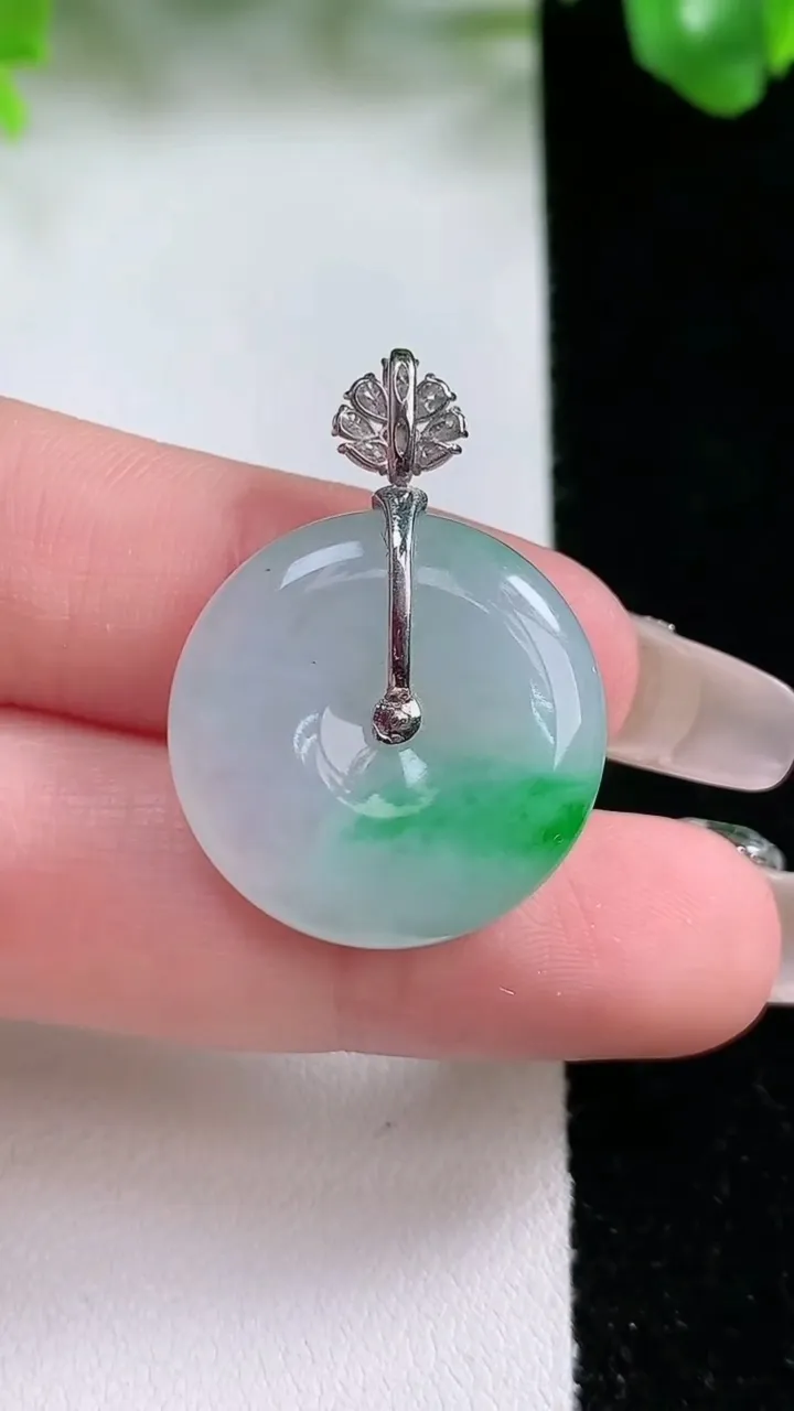 天然A货翡翠平安扣吊坠，尺寸22-5.2，重量:5.84g
1月21日