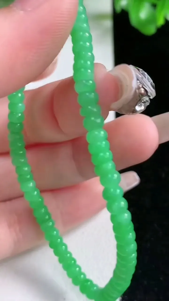 天然A货翡翠算盘珠手串，尺寸4.6-2.3，重量:7.93g1月21日
工厂直销收藏佳品,种好水足，色泽均匀，有种有色，上手高大气！