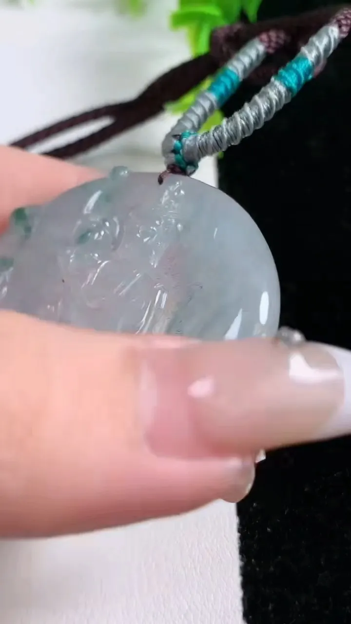 天然A货翡翠冰种飘花大势至观音菩萨吊坠，尺寸49-4.6，重:22.94g
1月21日