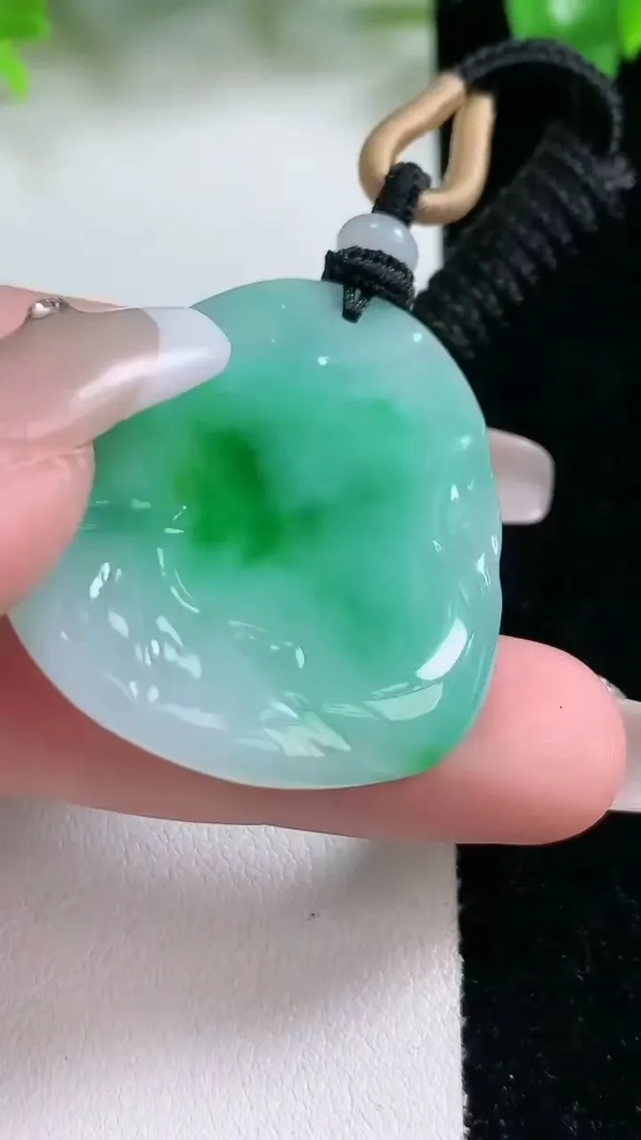 天然A货翡翠无相佛吊坠，尺寸38.8-33-5，重量:15.98g
1月21日