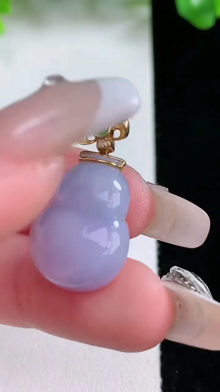 天然A货翡翠18K金紫罗兰葫芦吊坠，尺寸18.5-15.2-7，重量:4.26g
1月21日