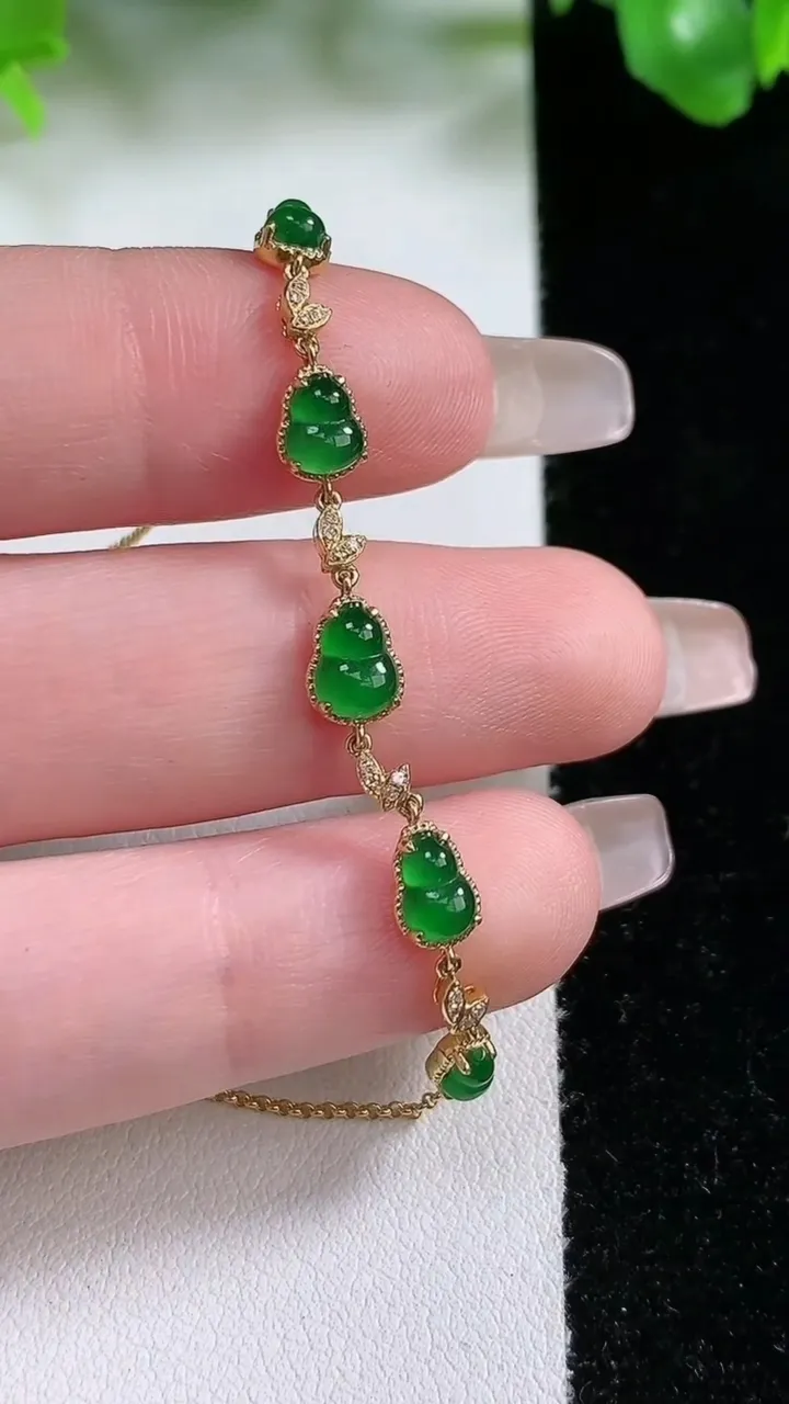 天然A货翡翠葫芦手链，尺寸6-4.5-3.3，重量:2.78g
1月21日