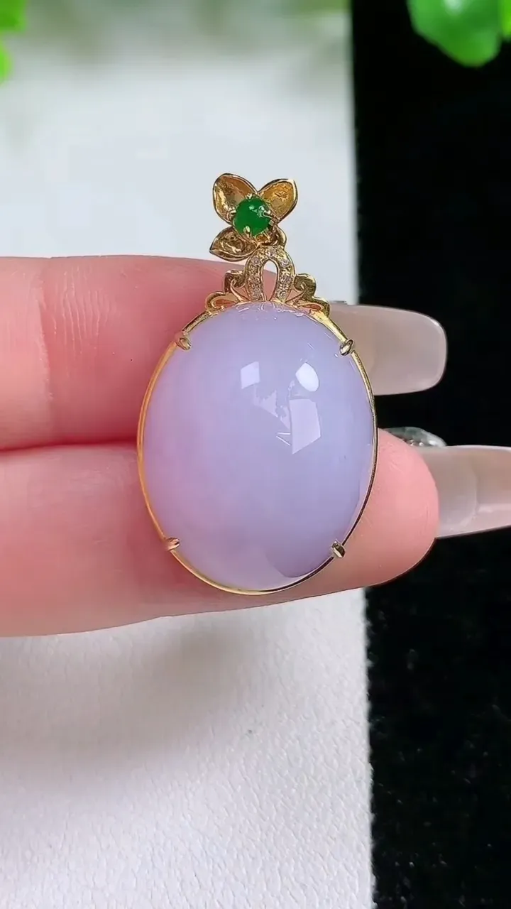 天然A货翡翠18K金紫罗兰蛋面吊坠，尺寸32.7-18.4-12.2，裸石21.5-17.4重量:9.52g
1月21日