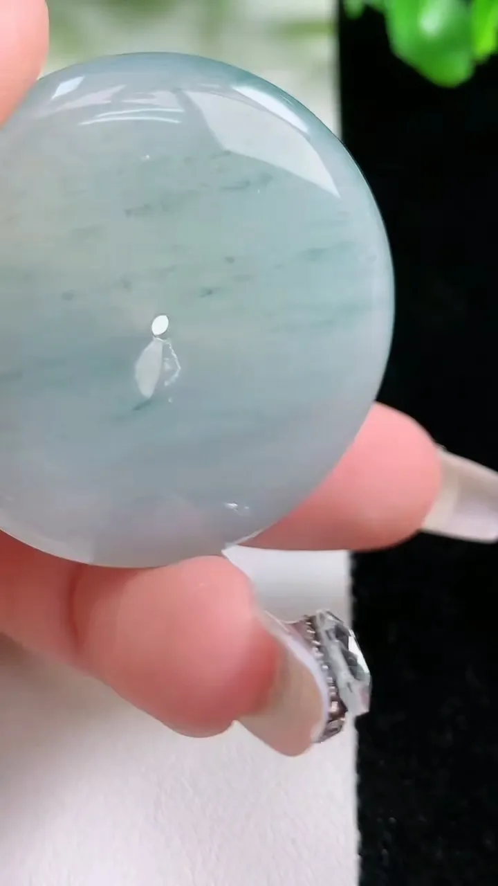 天然A货翡翠冰种飘花平安扣吊坠，尺寸39-6，重量:19.88g
1月21日