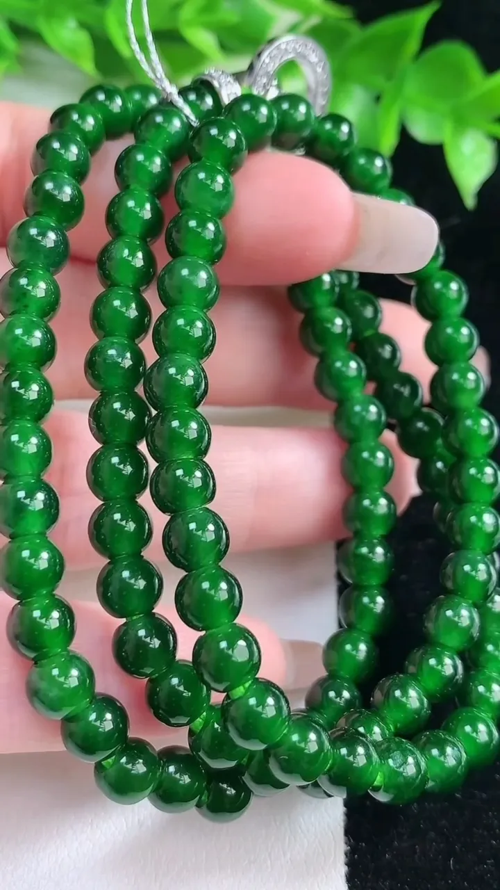 天然A货翡翠圆珠项链，尺寸6.2-98颗，重量:34.00g1月21日
工厂直销收藏佳品,种好水足，色泽均匀，有种有色，上手高大气！
